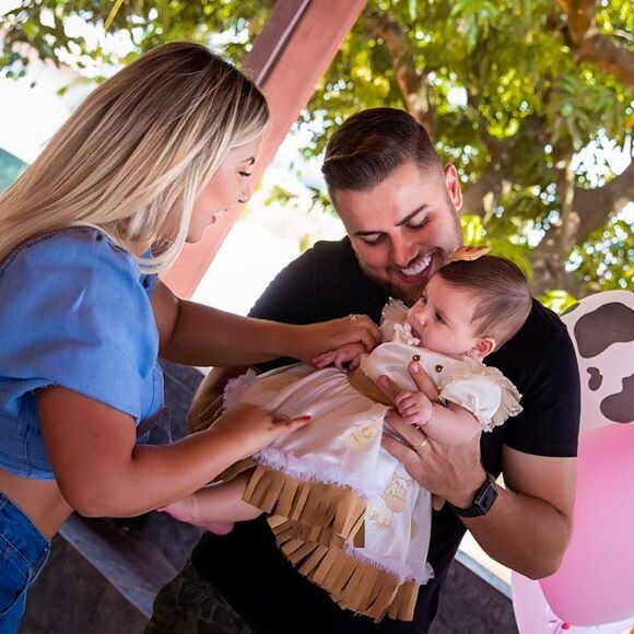 Zé Neto e a mulher, Natália Toscano, fizeram festa temática para a filha, Angelina, de 5 meses