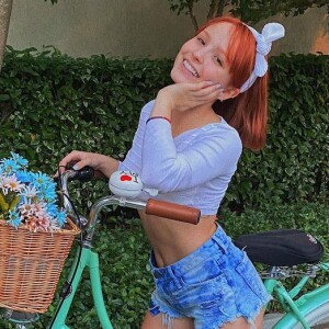 Larissa Manoela usa top e legging em treino