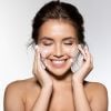 Limpar bem a pele com sabonetes e escovas de limpeza faciais ajudam a prevenir a acne adulta