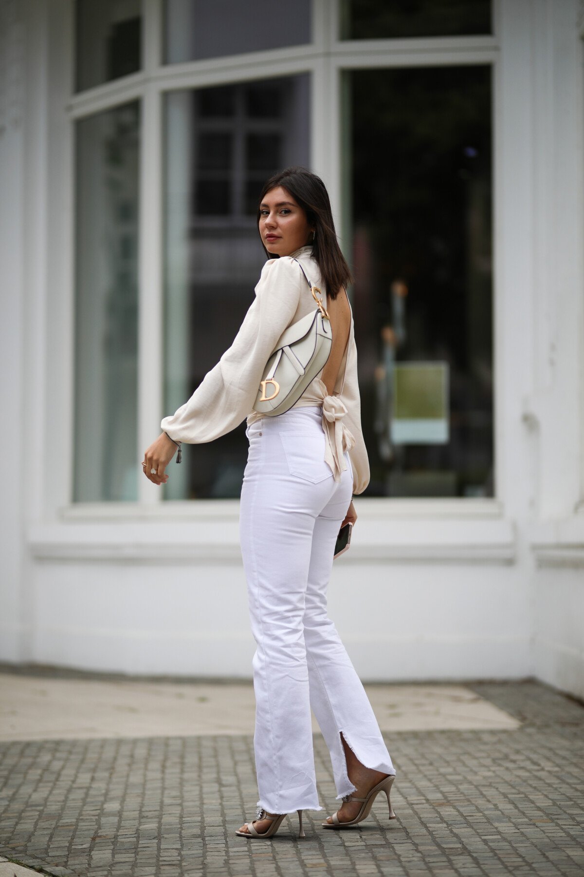 Foto: Blusa com costas de fora com calça jeans branca é estilosa