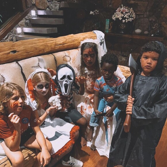Giovanna Ewbank mostra filhos e amiguinhos fantasiados para festa de Halloween