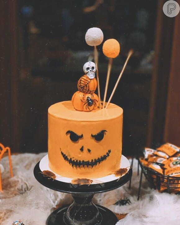 Halloween de Giovanna Ewbank contou com bolo personalizado