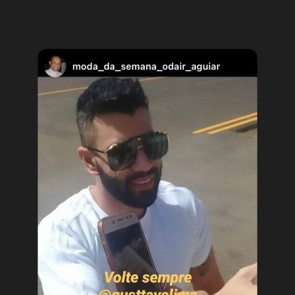 Gusttavo Lima posa com fãs em aeroporto de Minas Gerais