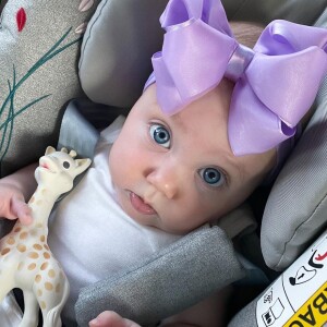 Ana Paula Siebert 'flagra' caretas feitas pela filha, Vicky, ao provar papinha salgada