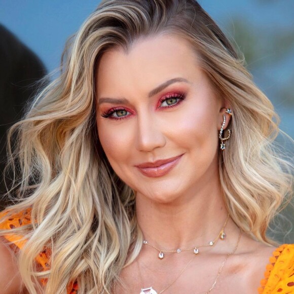 Filha bebê de Ana Paula Siebert e Roberto Justus reage com careta à papinha salgada