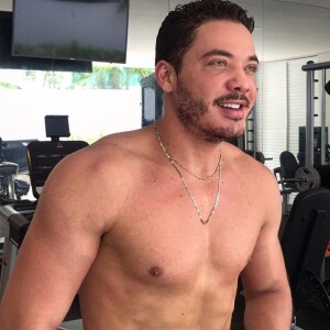 Wesley Safadão surpreendeu nas redes sociais ao aparecer com abdomên trincado