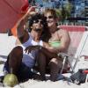 O ator e Dj Jesus Luz tira foto com a tia em praia do Rio