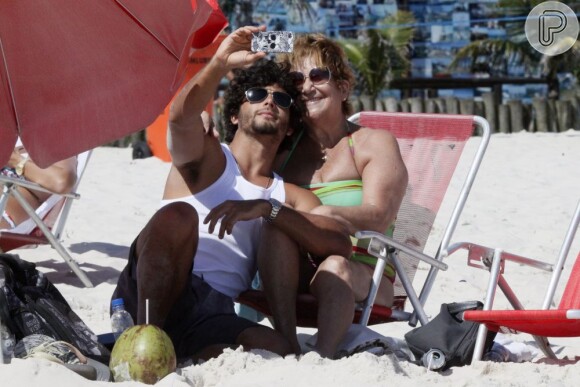 O ator e Dj Jesus Luz tira foto com a tia em praia do Rio