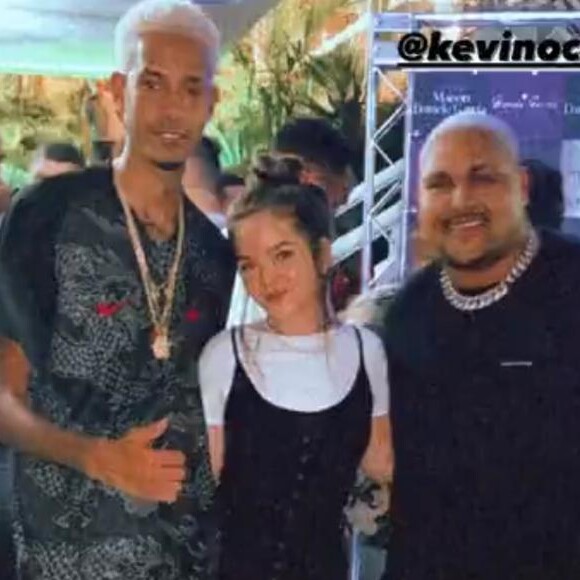 Mel Maia investe em vestido de botões com blusa