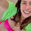Giovanna Antonelli exibe corpo em biquíni rosa neon em foto