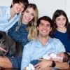 Jogador Kaká exibe 1ª foto com os 3 filhos e a mulher, Carol Dias