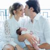 Jogador Kaká faz foto com mulher, Carol Dias, e a filha caçula