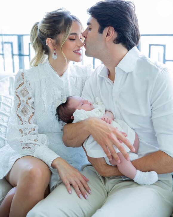 Jogador Kaká faz foto com mulher, Carol Dias, e a filha caçula