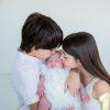 Filhos do jogador Kaká dão beijo na irmã em 1ª foto