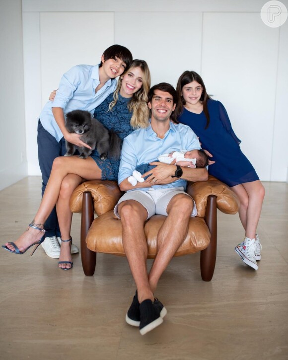 Veja 1ª foto do jogador Kaká com filhos e a mulher!