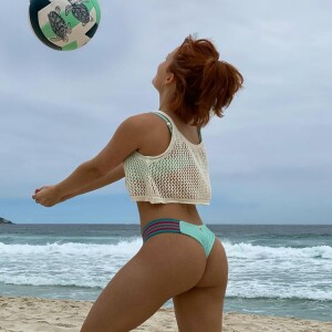 Larissa Manoela pratica esporter na beira do mar