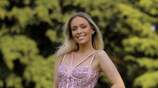 Tata Estaniecki e a filha de 7 meses combinam vestido em festa de 27 anos da youtuber