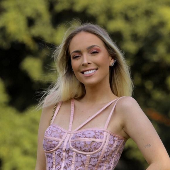 Tata Estaniecki combinou vestido com a filha em festa de 27 anos neste domingo, 15 de novembro de 2020