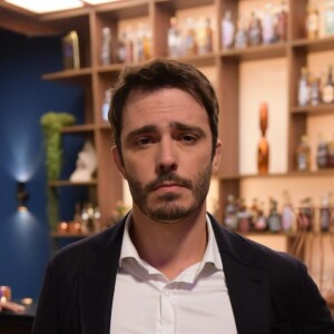 Na novela 'Amor Sem Igual', Tobias (Thiago Rodrigues) rebate a acusação de Leandro (Gabriel Gracindo): 'Vocês dois é que me traíram'