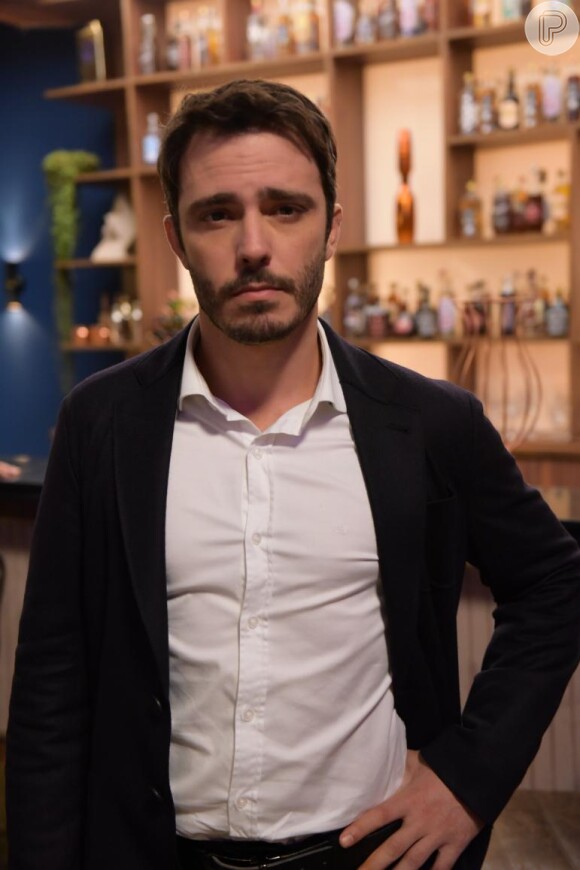 Na novela 'Amor Sem Igual', Tobias (Thiago Rodrigues) ganha proposta de Leandro (Gabriel Gracindo)