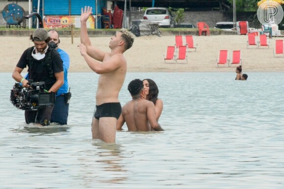 Anitta e ator são fotografados aos beijos ao gravar clipe para álbum 'Girl From Rio'