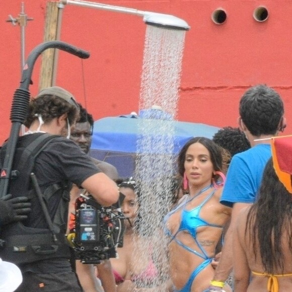 Anitta combina look de clipe com par de argolas rosa neon