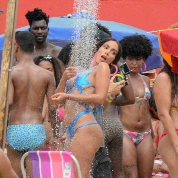 Anitta se refresca com banho de chuveirão ao gravar clipe no Piscinão de Ramos, no Rio de Janeiro, nesta terça-feira, 17 de novembro de 2020