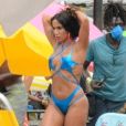 Anitta mostra corpo com maiô estiloso ao gravar clipe