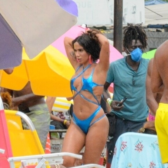 Anitta mostra corpo com maiô estiloso ao gravar clipe
