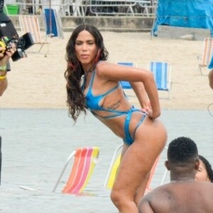 Anitta usou peruca longa em tom castanho; a cantora possui acervo de laces