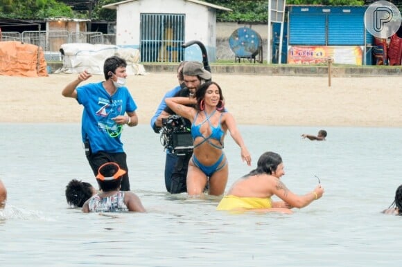 Anitta troca beijos e se refresca com banho de chuveirão ao gravar clipe no Piscinão de Ramos, no Rio de Janeiro