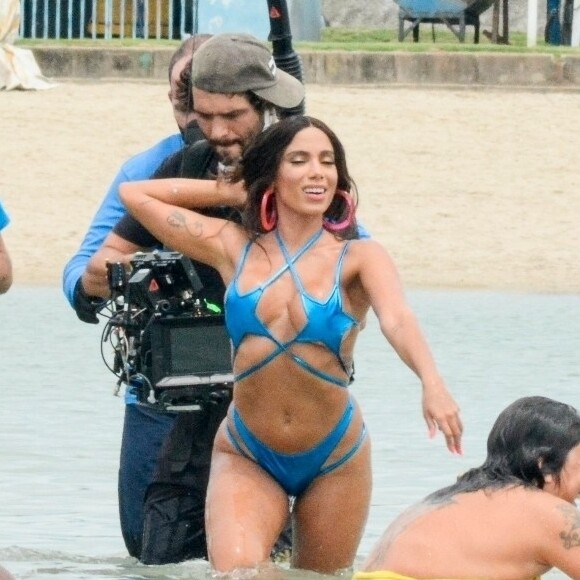 Anitta troca beijos e se refresca com banho de chuveirão ao gravar clipe no Piscinão de Ramos, no Rio de Janeiro