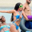 Anitta exibe corpo sequinho em maiô de látex azul ao gravar clipe