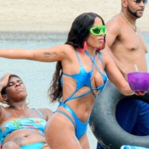 Anitta exibe corpo sequinho em maiô de látex azul ao gravar clipe