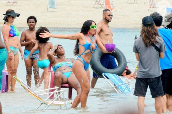 Anitta exibe corpo sequinho em maiô de látex azul ao gravar clipe