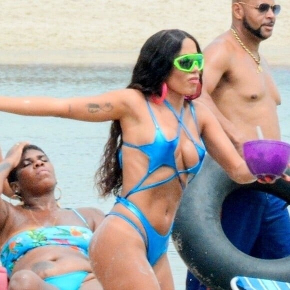 Anitta exibe corpo sequinho em maiô de látex azul ao gravar clipe