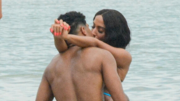 Anitta troca beijos com ator e aposta em maiô de látex ao gravar clipe no Rio. Fotos!