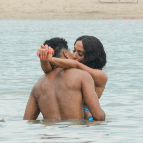 Anitta troca beijos ao gravar clipe no Piscinão de Ramos, no Rio de Janeiro, nesta terça-feira, 17 de novembro de 2020