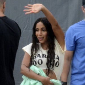 Anitta se despede da gravação no Piscinão de Ramos