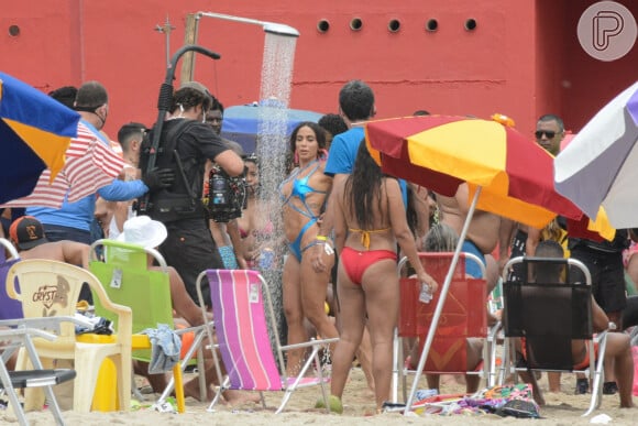 Anitta toma banho de chuveirão em cena de clipe