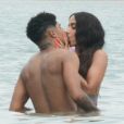 Anitta trocou beijos com Tiago Alves, de 21 anos, ao gravar clipe no Piscinão de Ramos, zona norte do Rio de Janeiro