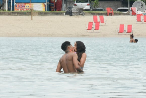 Anitta trocou beijos com Tiago Alves, de 21 anos, ao gravar clipe no Piscinão de Ramos, zona norte do Rio de Janeiro