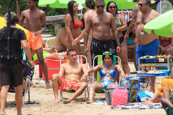 Anitta grava com o irmão Renan Machado cena de clipe