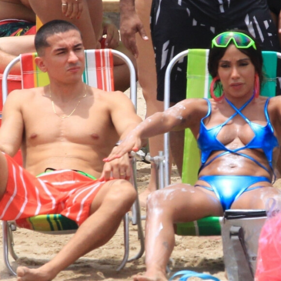 Anitta grava com o irmão Renan Machado cena de clipe