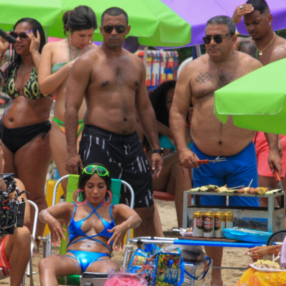 Anitta convidou a família para gravar clipe no Piscinão de Ramos, no Rio de Janeiro