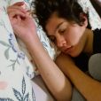 Maisa Silva exibe foto inusitada de Nicolas Arashiro dormindo
