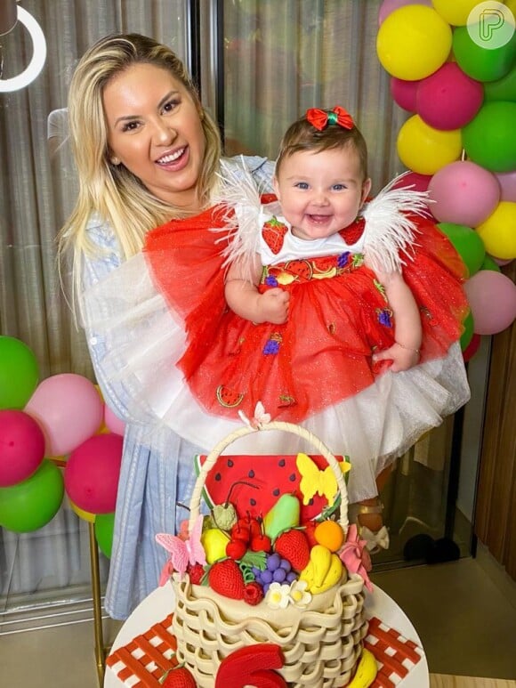 Zé Neto e Natália Toscano escolheram tema de frutas para comemorarem o 6º mês da filha