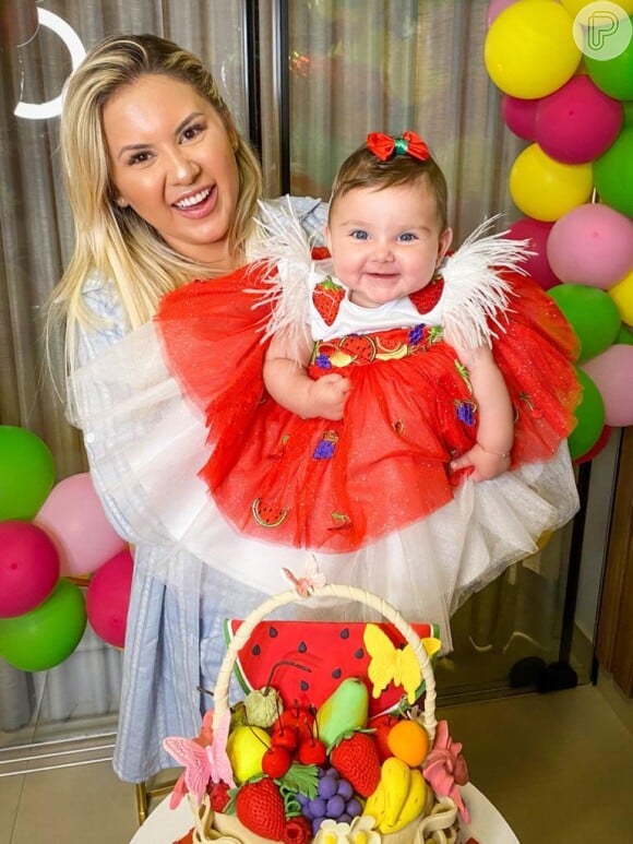 Natália Toscano exibe filha com vestio de tule com aplicação de frutinhas