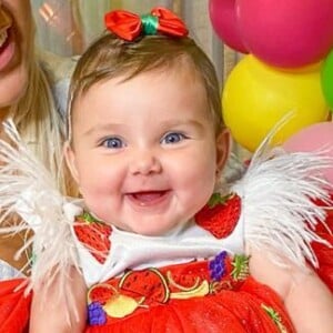 Natália Toscano exibe a filha, Angelina, de seis meses, com vestido da marca Polly - Margot Dress