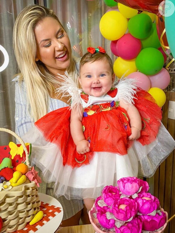 Natália Toscano exibe a filha, Angelina, de seis meses, com vestido da marca Polly - Margot Dress